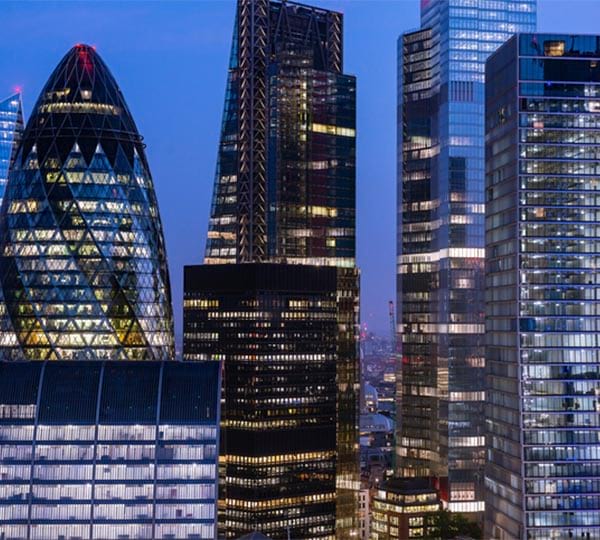 Vista notturna dello skyline del distretto finanziario di Londra